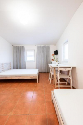 Отель Guesthouse Slavia - apartmány s vinným sklípkem  Микулов